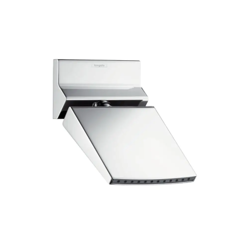 Hansgrohe Kopfbrause mit flacher, schwenkbarer Brausefläche in Chrom. Die Duschfläche hat mehrere kleine Auslassöffnungen für den Wasserstrahl. Montiert an einer Wandhalterung.